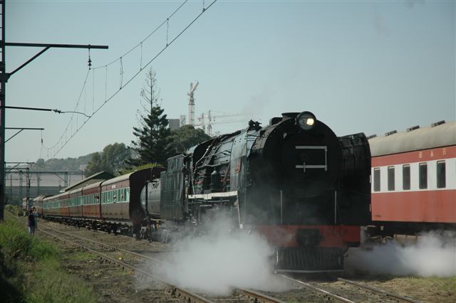 Pulling forward to clear the points and then setting back, 3117 heads off on her first run to Cullinan, with a 10 coach consist.