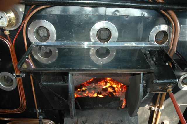 The beautifull stainless steel flameplate tray in the cab of 3117 looks superb. John Dadford went to great lengths to get this done. No scratch oil bottles or feeders on this one lads!!