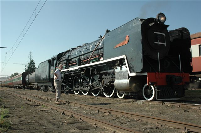 Standing ready to set back to start the trip, 3117 is admired by a lone photographer, whilst on board some 650 passengers are ready to roll