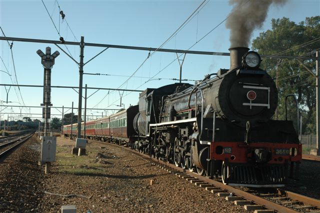 Waiting for the green light at Pretoria North, sees 2650 ready to go on her last leg home
