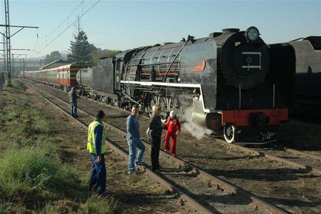 Hermanstad FOTR depot has a Cullinan train ready to roll. A final photo moment for excited passengers, and soon the whistle will blow and they will be en route. This was 3117's third line trip to Cullinan since restoration.