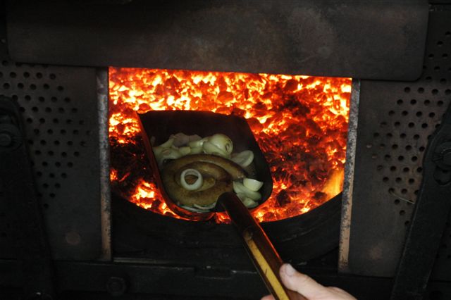 MMM...does that not look great. Shovel braaid wors and onions, with a smattering of garlic, done to a turn on the shovel!!