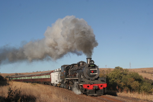 The 24 does a sequence round the koppie curve. Note the FOTR cream truck behind the loco.<br /><br />Photo by Chris Janisch 10/06/07