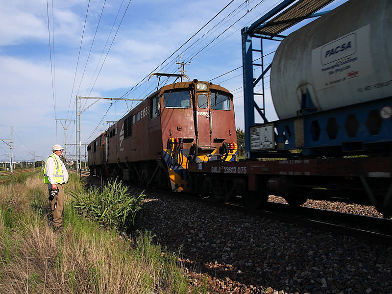 Kevin admires an electric unit near Koedoespoort while waiting for 3117 to arive.   -  Linda Geldenhuys Nov 2007
