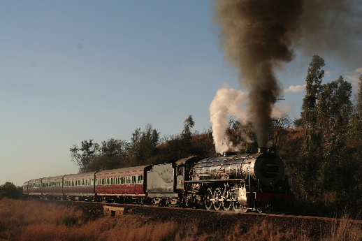 The CA-hauled train blasts round the final curve and hits the straight to the summit as camera shutters fire on auto<br /><br />Photo by Chris Janisch 09/06/07