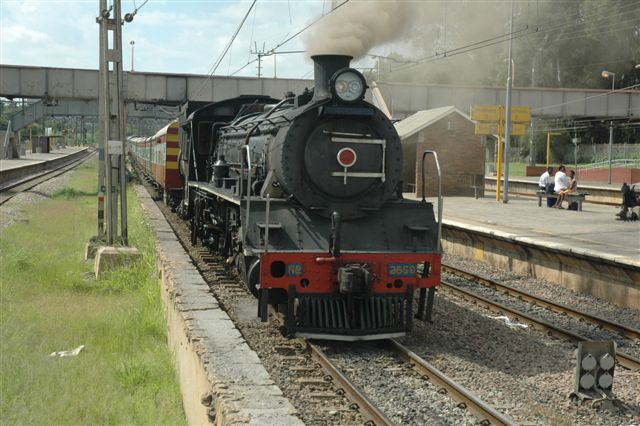 Waiting the shunt signal at Hercules, the 19D is ready for Cullinan. Fire is built up, boiler full, steam on the mark, just the 45 of the signal and the last FOTR Cullinan train for 2009 will head off