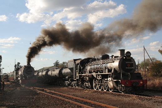 2056 and 3664 posed in the afternoon at Cullinan station shortly before the CA's departure<br /><br />Photo by Chris Janisch 09/06/07